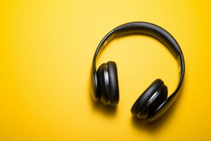 Casque audio sans fil sur fond jaune - illustration Audible et livres audio