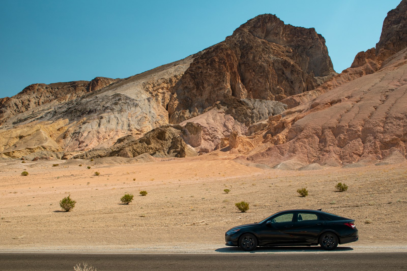 Voiture sur une route ensoleillée — road trip pont de l’Ascension mai 2026